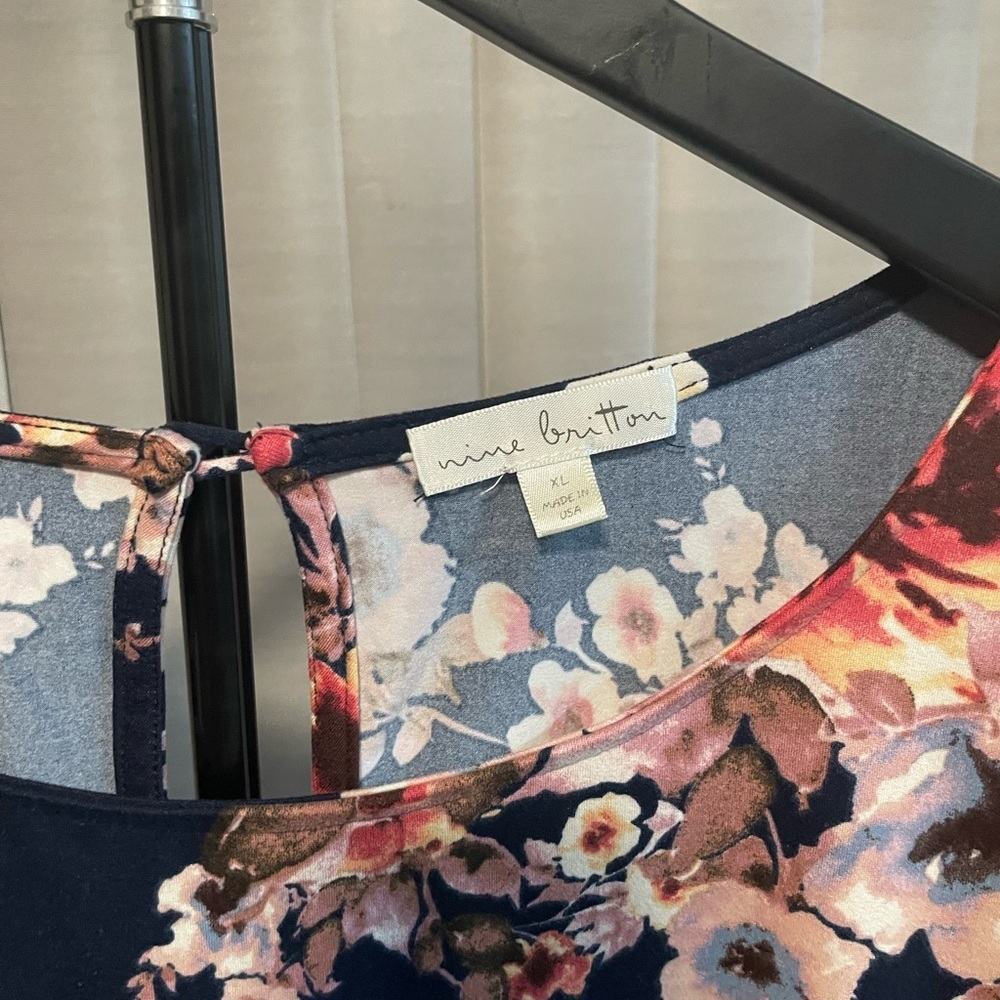 Nine Britton Navy Floral Blouse - Picture 5 of 7